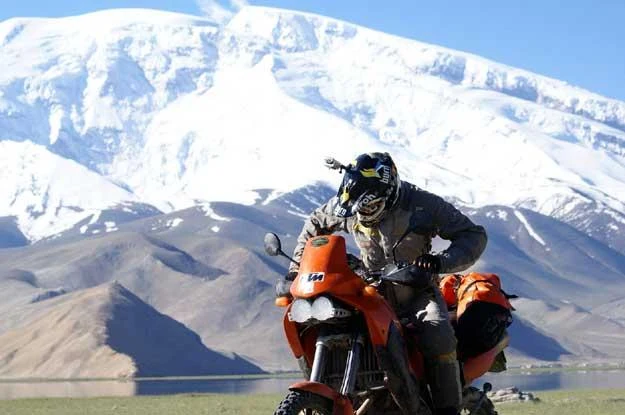 KTM Adventure na tle Muztagh Aty, 7546 m npm KTM Adventure na tle Muztagh Aty, 7546 m npm