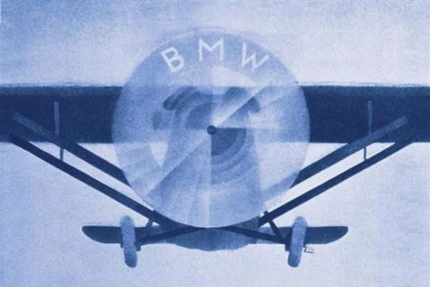 Logo BMW symbolizuje kręcące się śmigło...