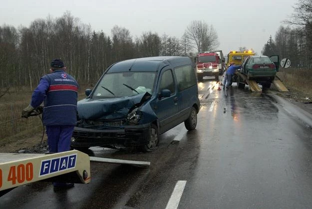 Czarny asfalt może być pokryty lodem... / Fot: Michał Kość