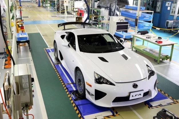 Lexus LFA z numerem 500 na taśmie montażowej