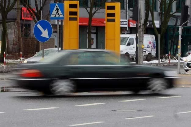 Hamując przed fotoradarami  skazujemy biedne polskie dzieci na niedożywienie. Fot. Mariusz Grzelak