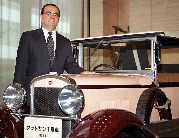 Szef Nissana Carlos Ghosn przy pierwszym modelu Nissana o nazwie Datsun