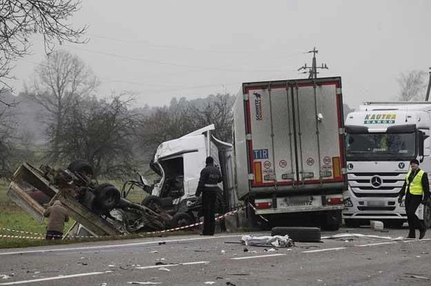 Kamera znajdowała się w białym Mercedesie