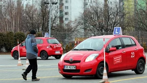 Nie ma odważnych, by zdawać nowy egzamin na "prawko"