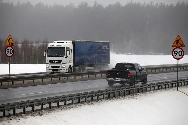 Zamrożono m.in. pieniądze na dokończenie budowy drogi S8