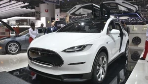 Tesla X. Jeździ na baterie szybciej niż Porsche Carrera!