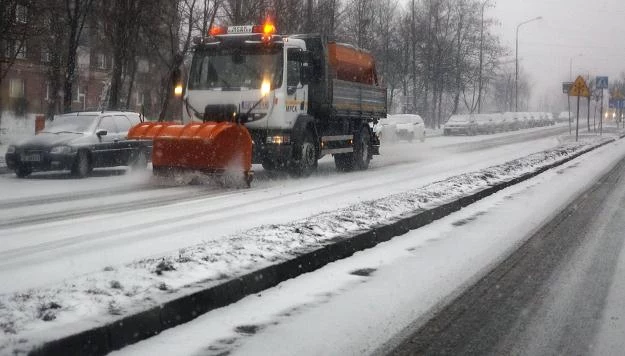 Kierowcy walczyli ze śniegiem, więc jeździli wolniej