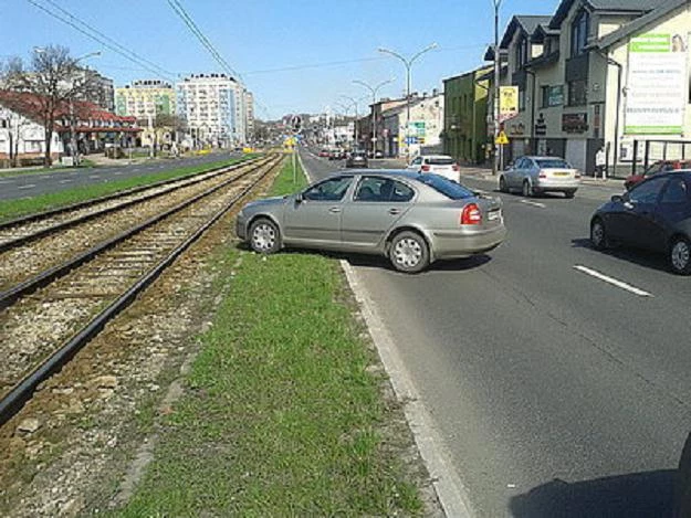 Samochód zatrzymał się w takiej pozycji