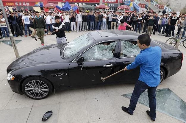 Maserati zostało zniszczone przy pomocy młotów...