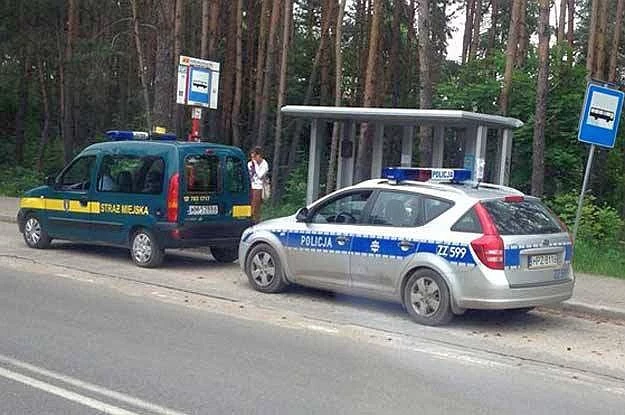 Przystanki to ulubione miejsce parkowania radiowozów. Zdjęcie z profilu "Sfotografuj Policjanta"