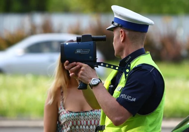 Zaczyna się zwykle od negocjacji z policjantem... / Fot: Stanisław Kowalczuk