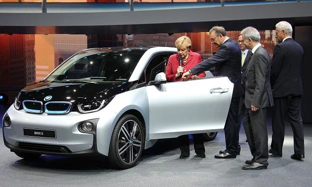 Angela Merkel ogląda elektryczne BMW i3