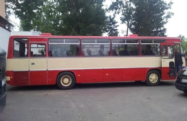 Autobus wydaje się być w dobrym stanie