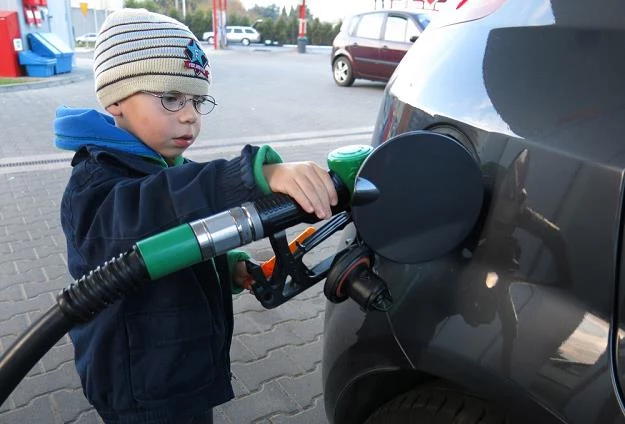 Tankowanie nie jest wybitnie trudne. Nawet dziecko daje radę / Fot: Adrian Slazok