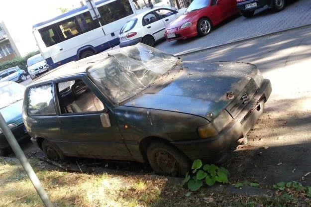 Jeden ze "znikniętych" pojazdów. Niewyrejestrowany, ulega stopniowej dekompozycji