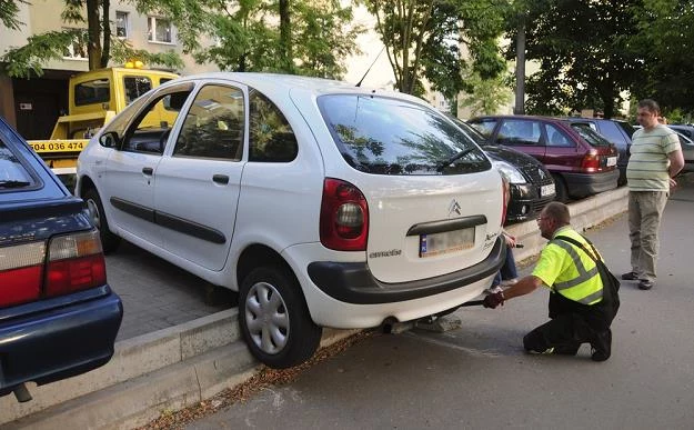 Z krawężnikami trzeba uważać / Fot: Włodzimierz Wasyluk