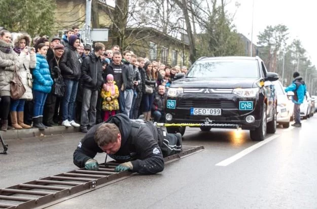 Drabinki podczas oficjalnej próby używać nie wolno