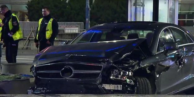 Luksusowy Mercedes został mocno zniszczony Luksusowy Mercedes został mocno zniszczony
