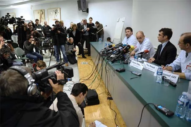 Konferencja prasowa w szpitalu w Grenoble