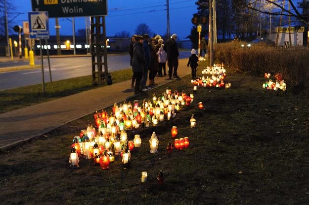 Na miejscu tragedii w Kamieniu Pomorskim wciąż palą się znicze