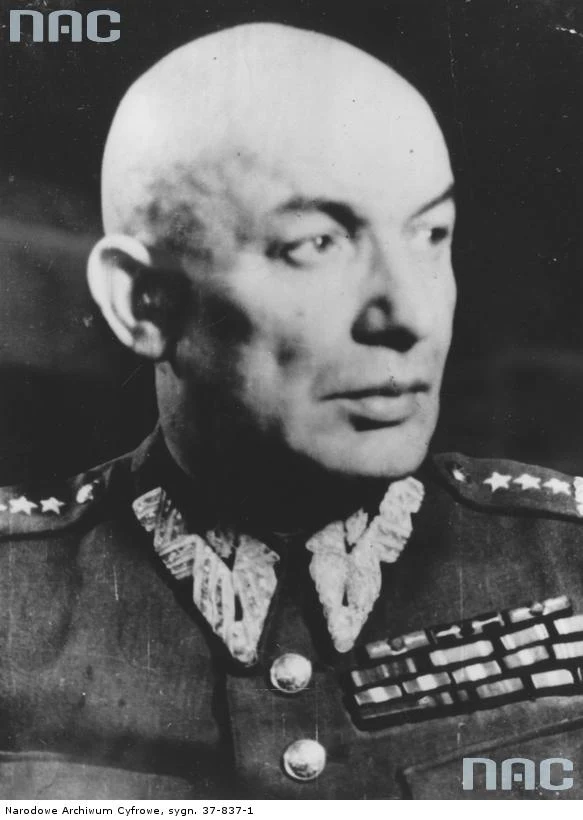Gen. Karol Świerczewski. To zdjęcie znajdziesz w zbiorach NAC <a href="http://www.audiovis.nac.gov.pl/obraz/133255/7c1f0350d0e2bb78ca10049e64af1cc5/" target="_blank">TUTAJ</a>