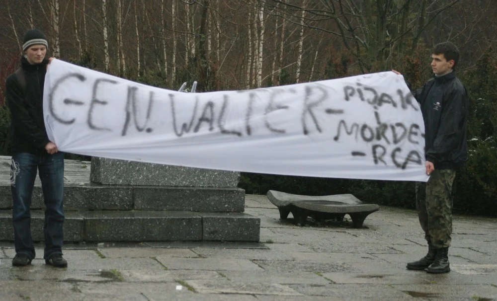 Jabłonki - protest podczas obchodów 65. rocznicy śmierci gen. Karola Świerczewskiego