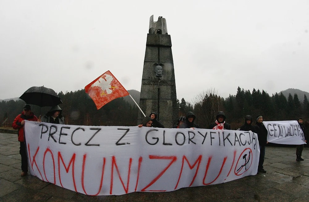 Jabłonki - protest podczas obchodów 65. rocznicy śmierci gen. Karola Świerczewskiego