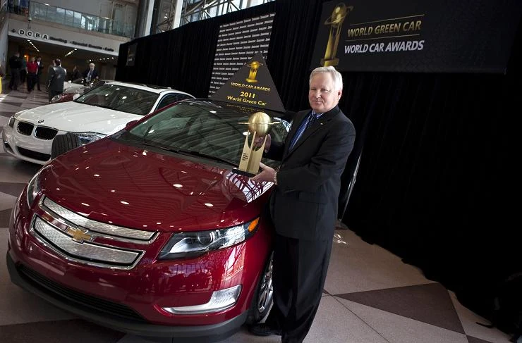 Rick Scheidt, vice prezydent Chevrolet Marketing prezentuje World Car Award. Volt został uznany najlepszym "zielonym" autem świata Rick Scheidt, vice prezydent Chevrolet Marketing prezentuje World Car Award. Volt został uznany najlepszym "zielonym" autem świata
