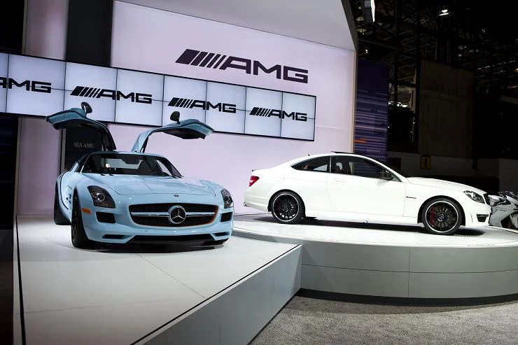 Mercedes C63 AMG (z prawej) i Mercedes SLS AMG na salonie samochodowym w Nowym Jorku Mercedes C63 AMG (z prawej) i Mercedes SLS AMG na salonie samochodowym w Nowym Jorku