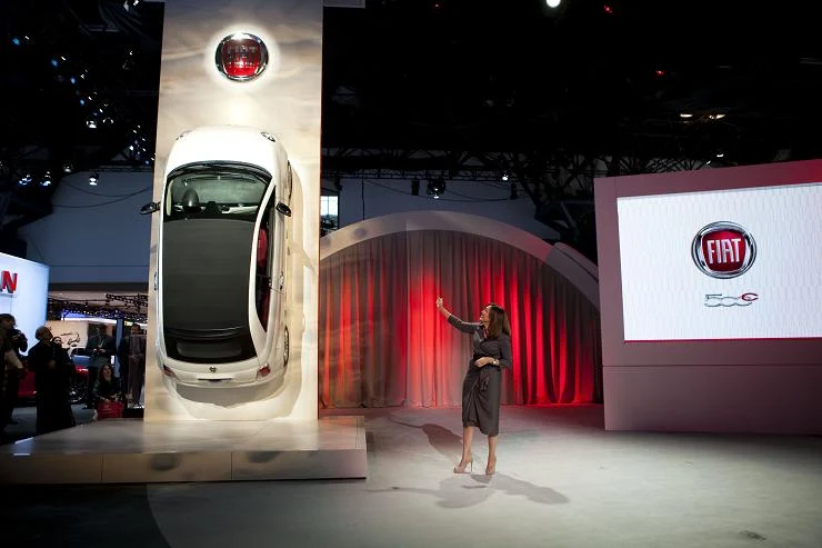 Nietypowa prezentacja fiata 500CC Nietypowa prezentacja fiata 500CC