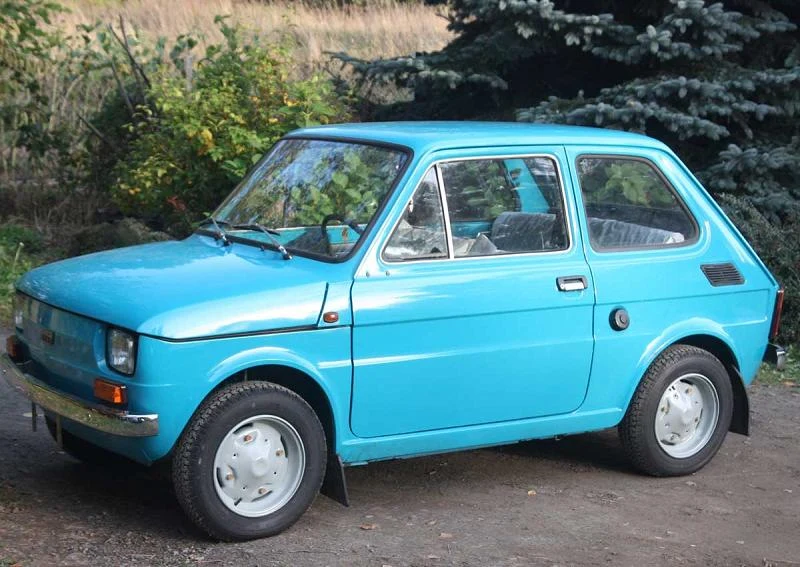 30-letni fiat 126p. Stan idealny. Wszystko o tym samochodzie znajdziesz tutaj: http://motoryzacja.interia.pl/wiadomosci/ciekawostki/news/autentyczna-prawie-32-letnia-nowka,1706468,1718