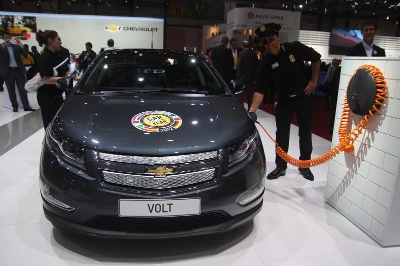 Chevrolet volt. Samochód Roku 2012. W Genewie "tankował" go ...amerykański policjant