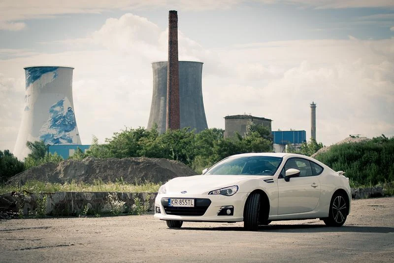 Współczesnym przemysłem samochodowym rządzą trzy "E": ekonomia, ekologia i ergonomia. Chodzi o to, by produkować szybko i tanio, nadążać za coraz bardziej wyśrubowanymi w Europie wymogami ochrony środowiska i oferować pojazdy, zapewniające użytkownikom możliwie największy komfort i bezpieczeństwo. Na szczęście zdarzają się jeszcze auta, konstruowane jakby na przekór obowiązującym trendom. Na przykład takie, jak japońskie bliźniaki subaru BRZ i toyota GT 86 (jest jeszcze "trzeci bliźniak" - scion FR-S). Przy ich projektowaniu specjaliści z Subaru byli odpowiedzialni za technikę: napęd, zawieszenie itp. Ludzie Toyoty zajęli się stylistyką. W rezultacie powstały samochody (a właściwie samochód, bo oba modele są praktycznie identyczne) obok których nikt chyba nie przejdzie obojętnie. Mieliśmy okazję bliżej przyjrzeć się, a co ważniejsze pojeździć, pojazdem z gwiaździstym logo Subaru. Współczesnym przemysłem samochodowym rządzą trzy "E": ekonomia, ekologia i ergonomia. Chodzi o to, by produkować szybko i tanio, nadążać za coraz bardziej wyśrubowanymi w Europie wymogami ochrony środowiska i oferować pojazdy, zapewniające użytkownikom możliwie największy komfort i bezpieczeństwo. Na szczęście zdarzają się jeszcze auta, konstruowane jakby na przekór obowiązującym trendom. Na przykład takie, jak japońskie bliźniaki subaru BRZ i toyota GT 86 (jest jeszcze "trzeci bliźniak" - scion FR-S). Przy ich projektowaniu specjaliści z Subaru byli odpowiedzialni za technikę: napęd, zawieszenie itp. Ludzie Toyoty zajęli się stylistyką. W rezultacie powstały samochody (a właściwie samochód, bo oba modele są praktycznie identyczne) obok których nikt chyba nie przejdzie obojętnie. Mieliśmy okazję bliżej przyjrzeć się, a co ważniejsze pojeździć, pojazdem z gwiaździstym logo Subaru.