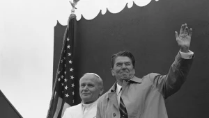 Symboliczne zdjęcie. Prezydent Ronald Reagan i papież Jan Paweł II spotykają się na Alasce - 2 maja 1984 r. Komunizmowi zostało jeszcze pięć lat...