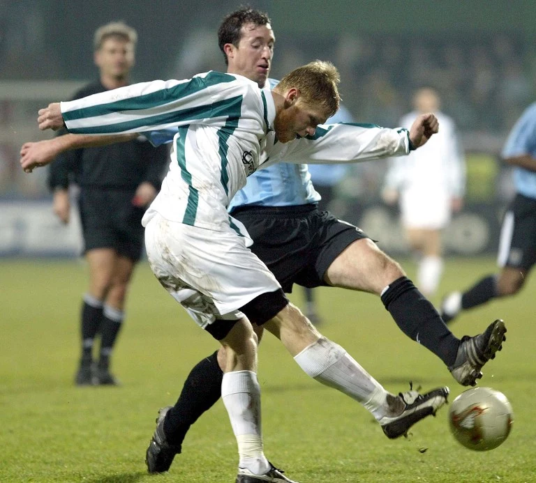Radek Mynar z Groclinu i Robbie Fowler z Mancheteru City Radek Mynar z Groclinu i Robbie Fowler z Mancheteru City