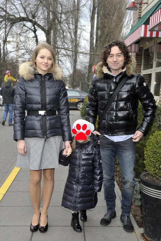 Agata i Piotr z małą Helenką w drodze na noworoczny obiad z gwiazdami Agata i Piotr z małą Helenką w drodze na noworoczny obiad z gwiazdami