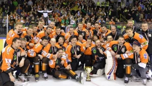 Hokeiści JKH GKS Jastrzębie fetują zdobycie brązowego medalu mistrzostw Polski