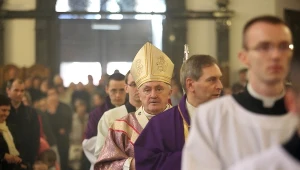 Metropolita warszawski, kard. Kazimierz Nycz (C) podczas mszy świętej.