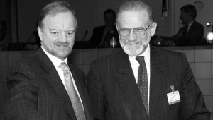 Ministrowie spraw zagranicznych wwielkiej Brytanii - Robin Cook i Polski - Bronisław Geremek na posiedzeniu w Brukseli 31 marca 1998 r.