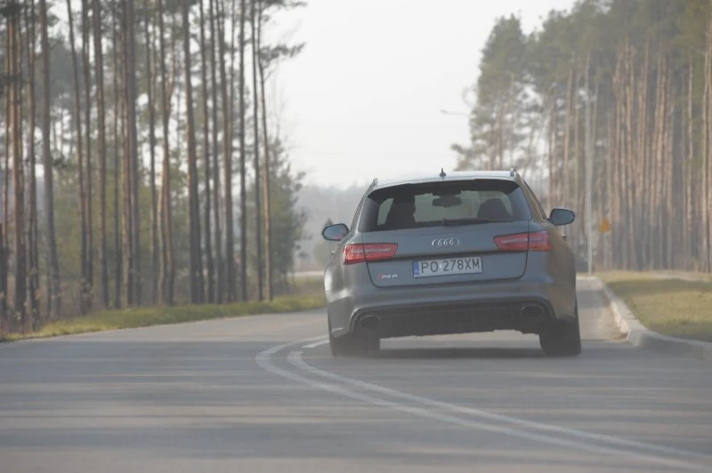 W zakrętach Audi RS 6 zachowuje się jak przyklejone do nawierzchni – zupełnie jakby nie ważyło ponad 2 tony.