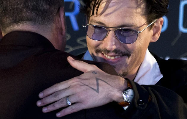 Johnny Depp nosi pierścień zaręczynowy Johnny Depp nosi pierścień zaręczynowy