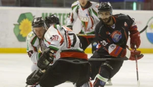 Samson Mahbod (z prawej) z Ciarko PBS Bank KH Sanok blokowany przez hokeistów GKS Tychy