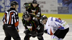 Jarosław Rzeszutko (w środku) z GKS Tychy