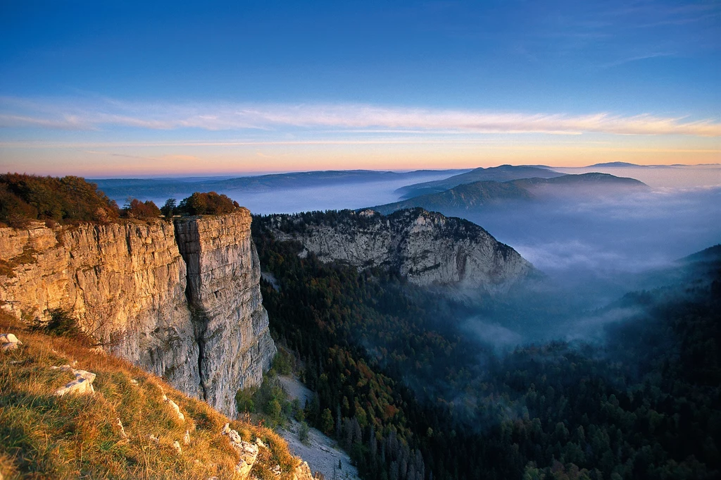 Skalne zbocza Creux du Van biegną pionowo w dół na głębokość 160 m