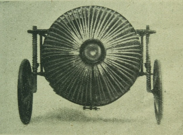Fotografie z miesięcznika „Samochód” nr 5-6 / 1922. Samochód H.W. konstrukcji Henryka Wierzbińskiego z hydrauliczną zmianą szybkości.