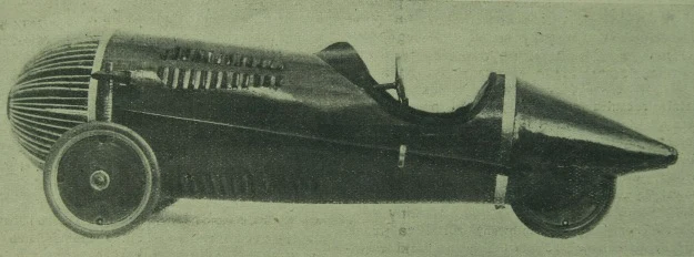 Fotografie z miesięcznika „Samochód” nr 5-6 / 1922. Samochód H.W. konstrukcji Henryka Wierzbińskiego z hydrauliczną zmianą szybkości.