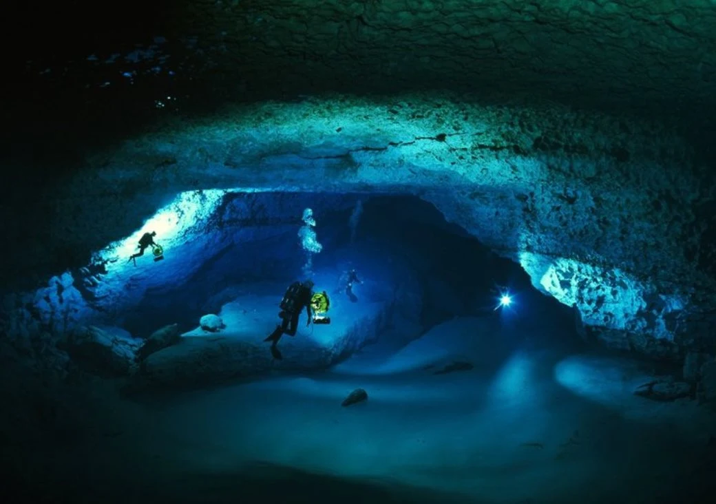 Morskie jaskinie zachwycają swoim pięknem. Lazurowa Grota jest jedną z najpiękniejszych formacji tego typu. Morskie jaskinie zachwycają swoim pięknem. Lazurowa Grota jest jedną z najpiękniejszych formacji tego typu.