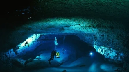 Morskie jaskinie zachwycają swoim pięknem. Lazurowa Grota jest jedną z najpiękniejszych formacji tego typu. 