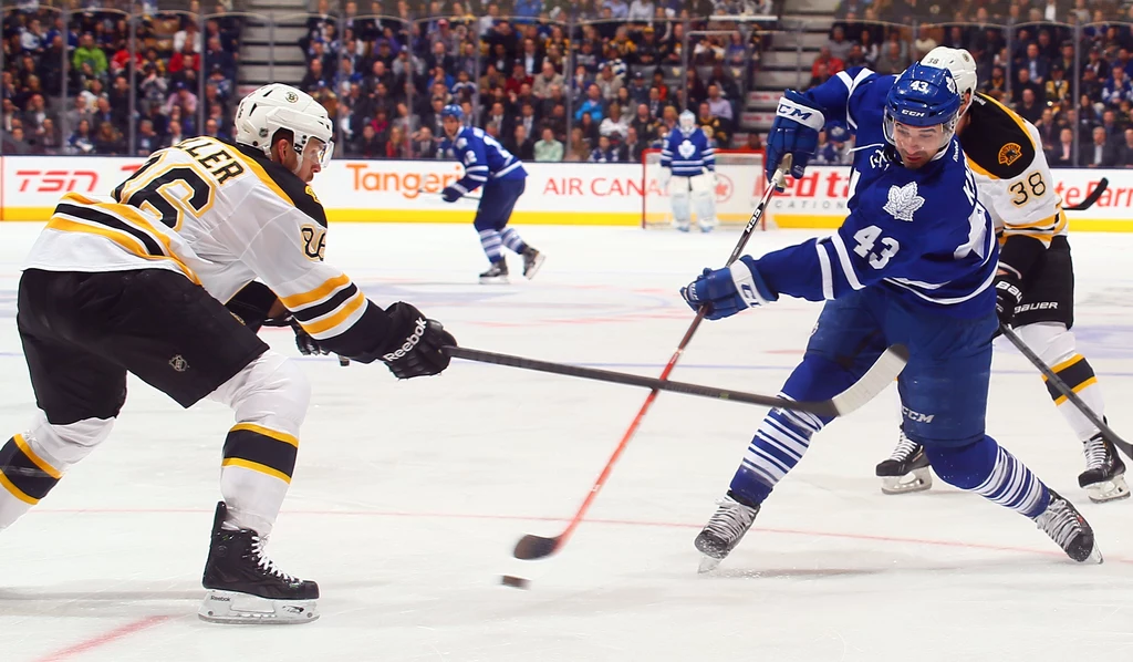 Nazem Kadri (z prawej) strzelił zwycięskiego gola w meczu z Bruins