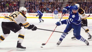 Nazem Kadri (z prawej) strzelił zwycięskiego gola w meczu z Bruins